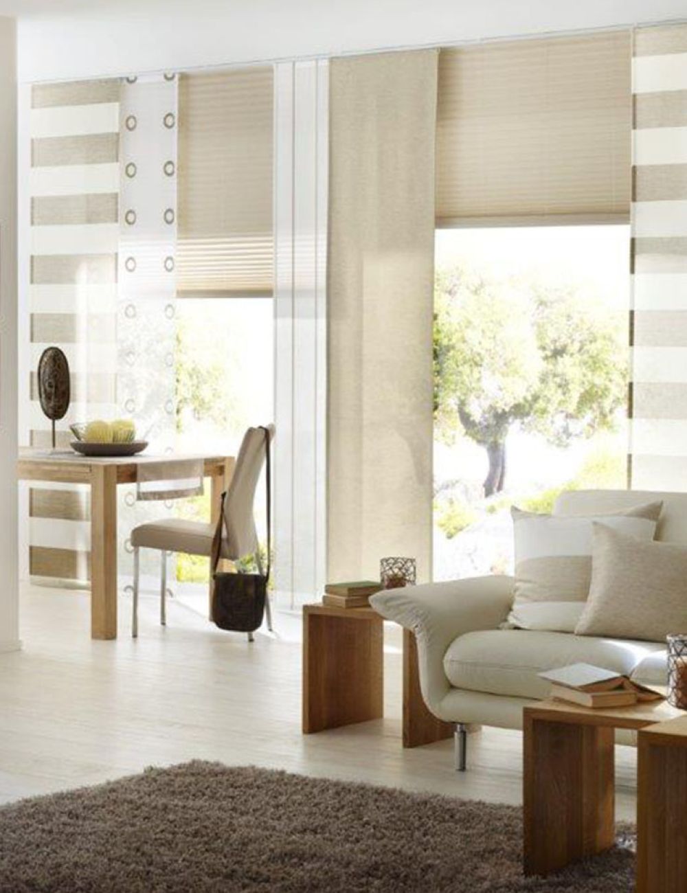 Blick in ein Wohnzimmer in Beige - Braun Tönen mit passenden Gardienen