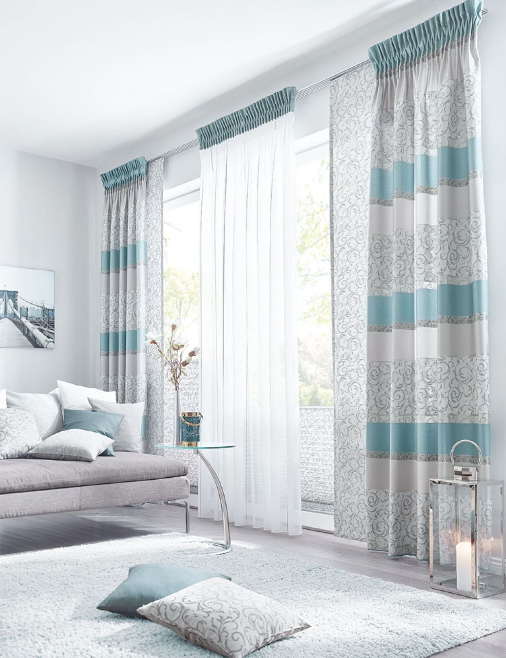 Blick in ein Wohnzimmer in Tükis - Grau Tönen mit passenden Gardienen